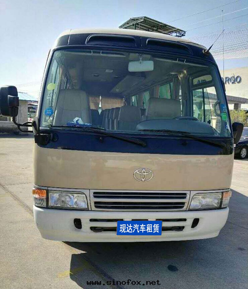 广州商務(wù)活動(dòng)带(dài)司機(jī)包(bāo)車租賃出(chū)租豐田(tián)考斯特(tè)包(bāo)天(tiān)（23座）_广州租車包(bāo)車用車 首選广州現(xiàn)达(dá)租車公(gōng)司