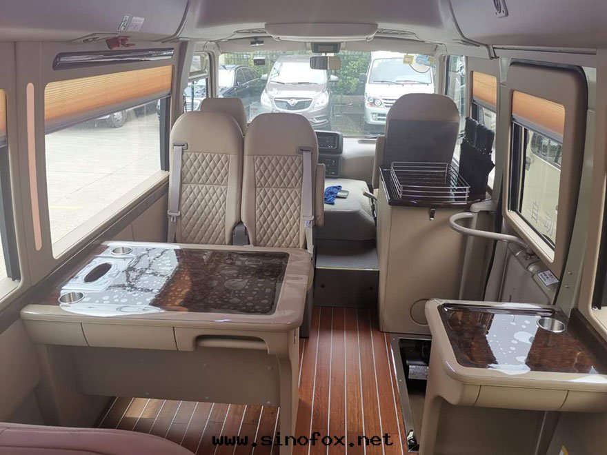 广州南(nán)站白(bái)雲(yún)機(jī)场(chǎng)出(chū)租豐田(tián)考斯特(tè)双(shuāng)辦(bàn)公(gōng)台(tái)（18座）_广州租車包(bāo)車用車 首選广州現(xiàn)达(dá)租車公(gōng)司