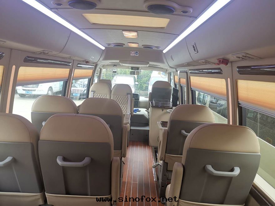 广州南(nán)站白(bái)雲(yún)機(jī)场(chǎng)出(chū)租豐田(tián)考斯特(tè)双(shuāng)辦(bàn)公(gōng)台(tái)（18座）_广州租車包(bāo)車用車 首選广州現(xiàn)达(dá)租車公(gōng)司