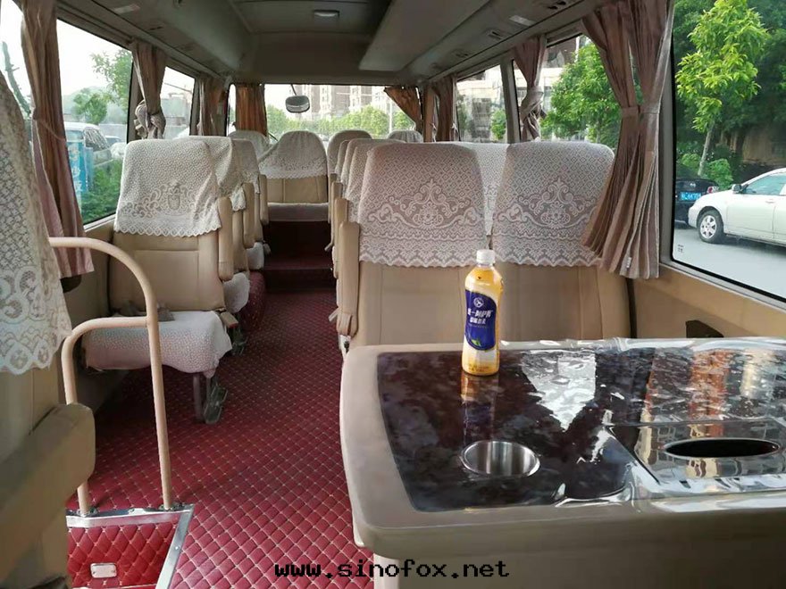 广東(dōng)广州市(shì)带(dài)司機(jī)出(chū)租18-23人(rén)座带(dài)辦(bàn)公(gōng)桌(zhuō)台(tái)豐田(tián)中(zhōng)巴考斯特(tè)商務(wù)車_广州租車包(bāo)車用車 首選广州現(xiàn)达(dá)汽車租賃公(gōng)司