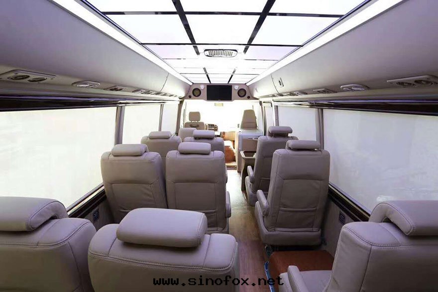 广州商務(wù)車15人(rén)18人(rén)坐出(chū)租豪華辦(bàn)公(gōng)桌(zhuō)中(zhōng)巴車带(dài)司機(jī)包(bāo)天(tiān)（18座）_广州租車包(bāo)車用車 首選广州現(xiàn)达(dá)租車公(gōng)司