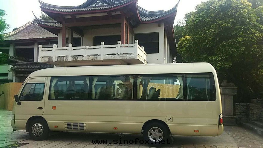 广州商務(wù)車15人(rén)18人(rén)坐出(chū)租豪華辦(bàn)公(gōng)桌(zhuō)中(zhōng)巴車带(dài)司機(jī)包(bāo)天(tiān)（18座）_广州租車包(bāo)車用車 首選广州現(xiàn)达(dá)租車公(gōng)司