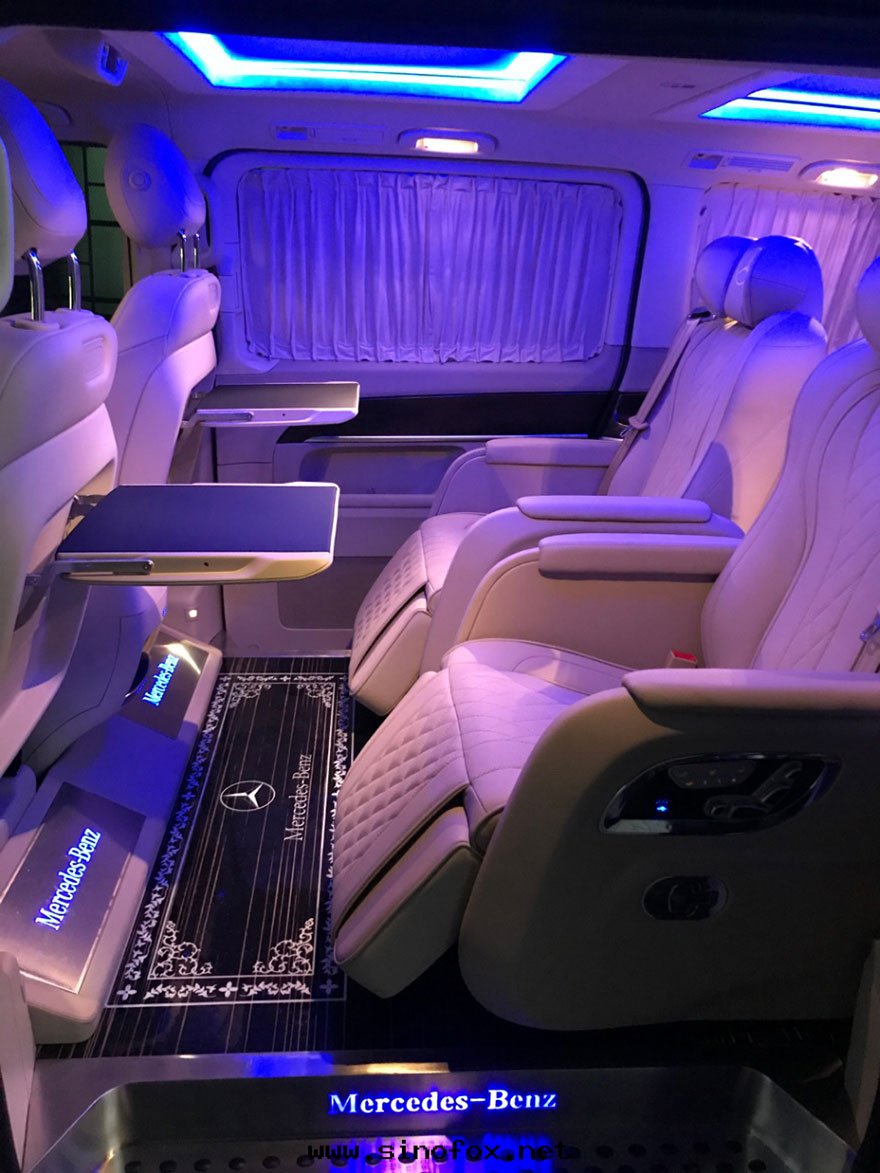 广州配带(dài)司機(jī)自(zì)駕出(chū)租最(zuì)新(xīn)款奔驰V260L豪華座椅(yǐ)双(shuāng)電(diàn)動(dòng)門(mén)7座商務(wù)車_广州租車包(bāo)車用車 首選广州現(xiàn)达(dá)租車公(gōng)司