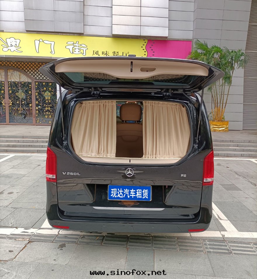 广州配带(dài)司機(jī)自(zì)駕出(chū)租最(zuì)新(xīn)款奔驰V260L豪華座椅(yǐ)双(shuāng)電(diàn)動(dòng)門(mén)7座商務(wù)車_广州租車包(bāo)車用車 首選广州現(xiàn)达(dá)租車公(gōng)司