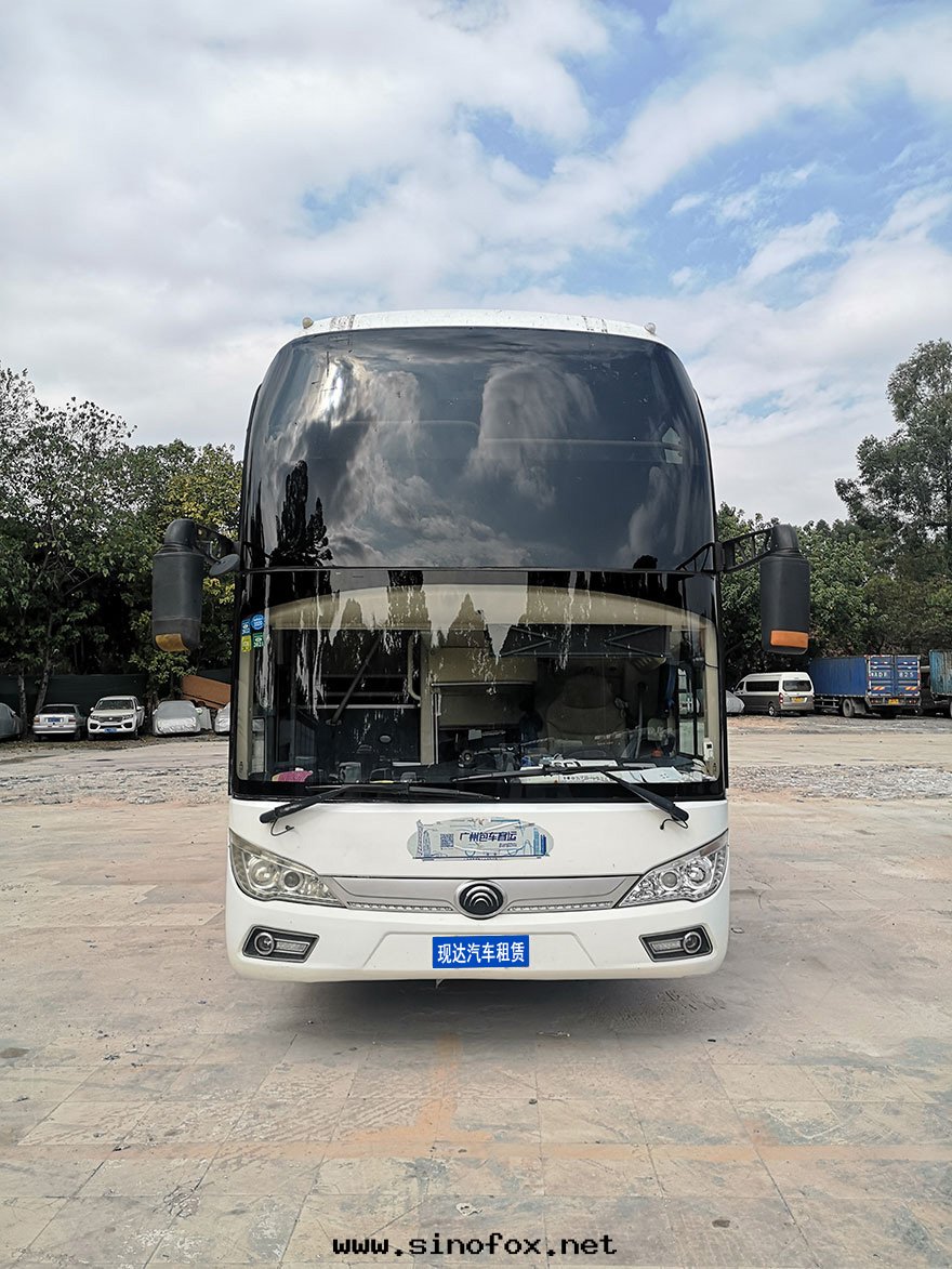 广州旅遊配带(dài)司機(jī)随駕出(chū)租50多(duō)人(rén)座市(shì)际带(dài)證大(dà)巴客車包(bāo)天(tiān)费用價格（54座）_广州租車包(bāo)車用車 首選广州現(xiàn)达(dá)汽車租賃公(gōng)司