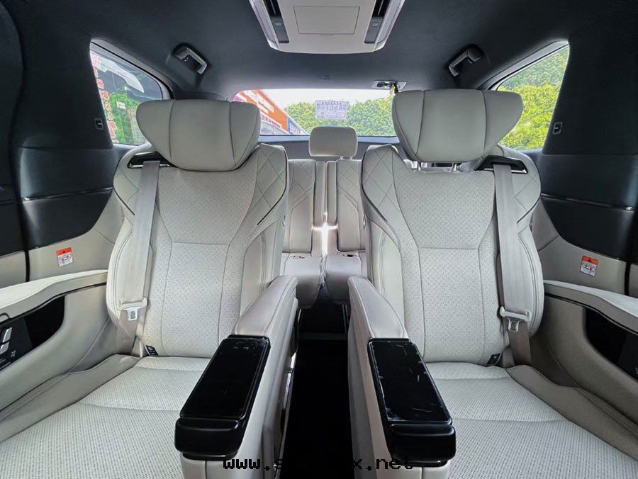 广州哪里(lǐ)有(yǒu)自(zì)駕出(chū)租2024款豐田(tián)埃爾法商務(wù)車阿爾法配带(dài)司機(jī)包(bāo)車（7座）_广州租車 首選广州現(xiàn)达(dá)汽車租賃公(gōng)司