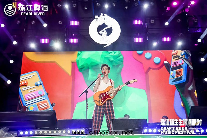 2023年(nián)“520”蕭敬騰亮(liàng)相广州塔为(wèi)市(shì)民(mín)送祝福_全(quán)程由(yóu)广州現(xiàn)达(dá)阿爾法别克(kè)gl8商務(wù)租車公(gōng)司提(tí)供明(míng)星(xīng)包(bāo)車接送服務(wù)