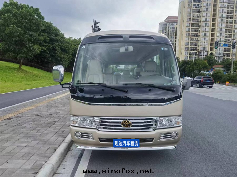 广州客户接待出(chū)租14人(rén)座豪華豐田(tián)考斯特(tè)商務(wù)中(zhōng)巴配带(dài)司機(jī)包(bāo)車_广州租車用車 首選現(xiàn)达(dá)汽車租賃公(gōng)司