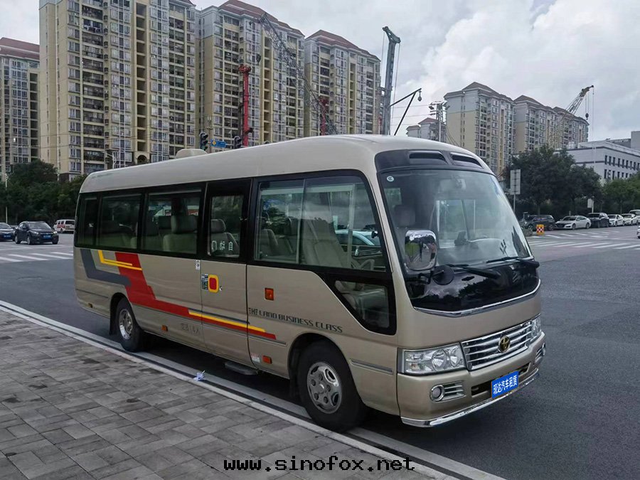 广州客户接待出(chū)租14人(rén)座豪華豐田(tián)考斯特(tè)商務(wù)中(zhōng)巴配带(dài)司機(jī)包(bāo)車_广州租車用車 首選現(xiàn)达(dá)汽車租賃公(gōng)司