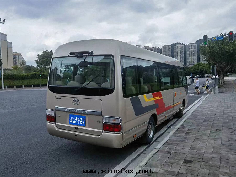 广州客户接待出(chū)租14人(rén)座豪華豐田(tián)考斯特(tè)商務(wù)中(zhōng)巴配带(dài)司機(jī)包(bāo)車_广州租車用車 首選現(xiàn)达(dá)汽車租賃公(gōng)司