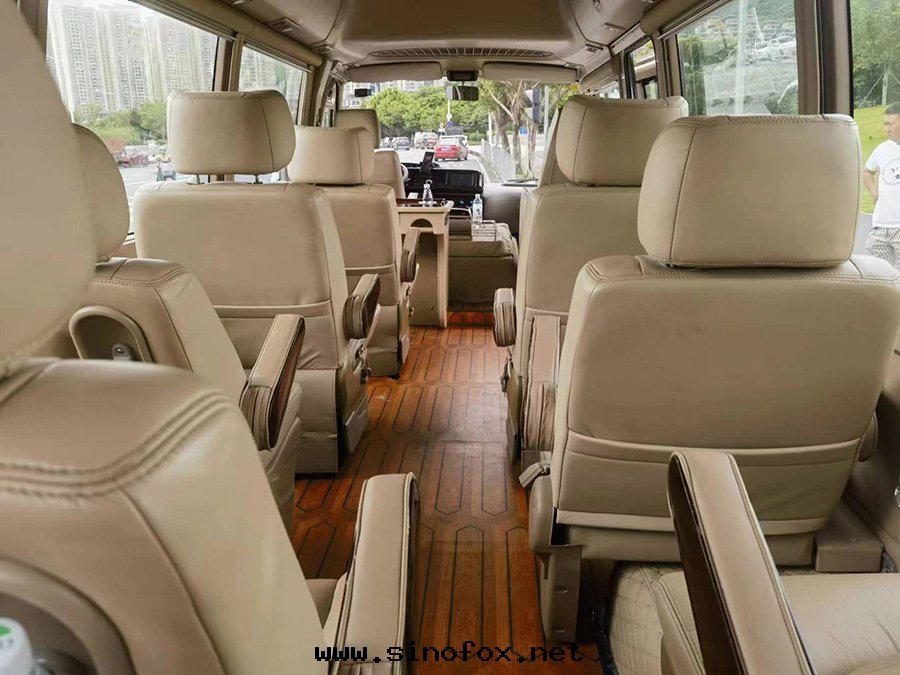 广州客户接待出(chū)租14人(rén)座豪華豐田(tián)考斯特(tè)商務(wù)中(zhōng)巴配带(dài)司機(jī)包(bāo)車_广州租車用車 首選現(xiàn)达(dá)汽車租賃公(gōng)司