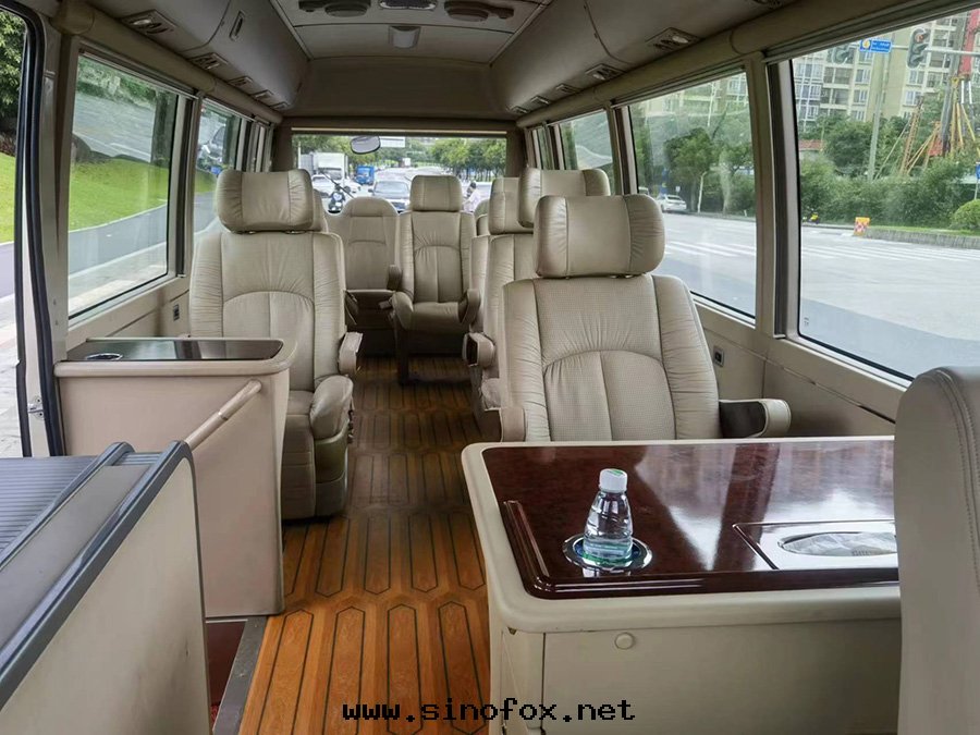 广州客户接待出(chū)租14人(rén)座豪華豐田(tián)考斯特(tè)商務(wù)中(zhōng)巴配带(dài)司機(jī)包(bāo)車_广州租車用車 首選現(xiàn)达(dá)汽車租賃公(gōng)司