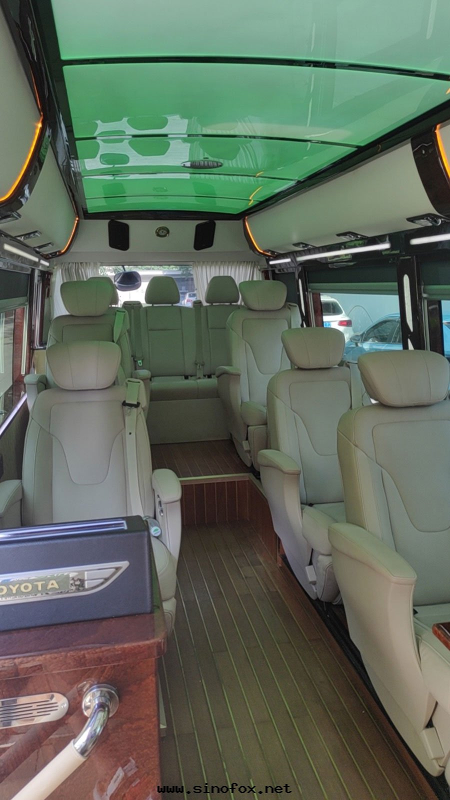 广東(dōng)广州市(shì)區(qū)配带(dài)司機(jī)租12人(rén)座超級豪華豐田(tián)考斯特(tè)中(zhōng)巴車出(chū)租_广州租車包(bāo)車 首選广州現(xiàn)达(dá)汽車租賃公(gōng)司