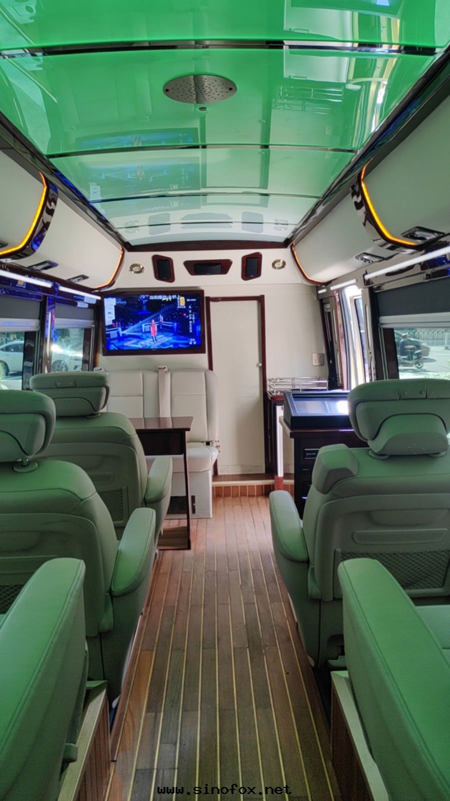 广東(dōng)广州市(shì)區(qū)配带(dài)司機(jī)租12人(rén)座超級豪華豐田(tián)考斯特(tè)中(zhōng)巴車出(chū)租_广州租車包(bāo)車 首選广州現(xiàn)达(dá)汽車租賃公(gōng)司