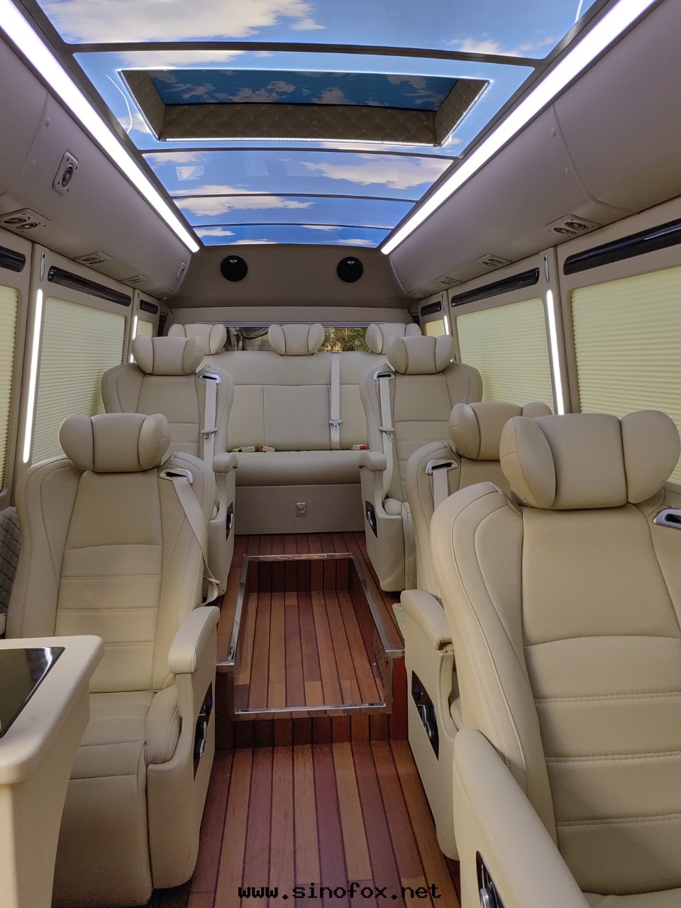 广州哪里(lǐ)有(yǒu)10人(rén)座豐田(tián)考斯特(tè)豪華商務(wù)中(zhōng)巴車配带(dài)司機(jī)出(chū)租_广州租車包(bāo)車 首選現(xiàn)达(dá)汽車租賃公(gōng)司