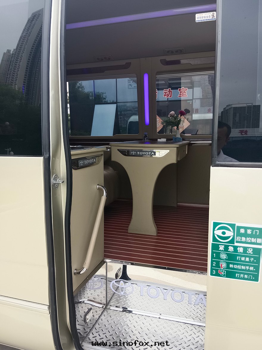 广東(dōng)广州市(shì)區(qū)商務(wù)接待配带(dài)司機(jī)出(chū)租豪華豐田(tián)考斯特(tè)中(zhōng)巴車（16座）_广州租車包(bāo)車用車 首選广州現(xiàn)达(dá)汽車租賃公(gōng)司